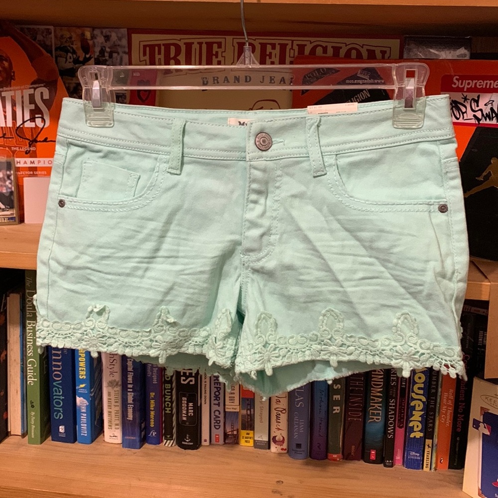 MUDD Girls-aqua MID RISE ‘CROCHET HEM SHORTIE’ adjustable waist stretch shorts
